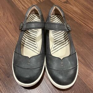 Taos Women's Forward Color Steel Size: US 8
Leather Mary Jane Flat Comfort